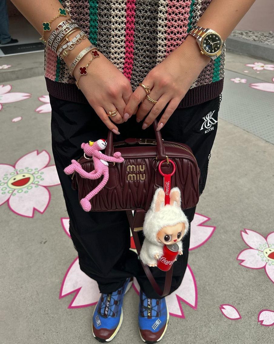 К концепции домафинового гардероба также относятся различного рода обвесы, в том числе и игрушки "Лабубу". Соцсети @mysterious_mary