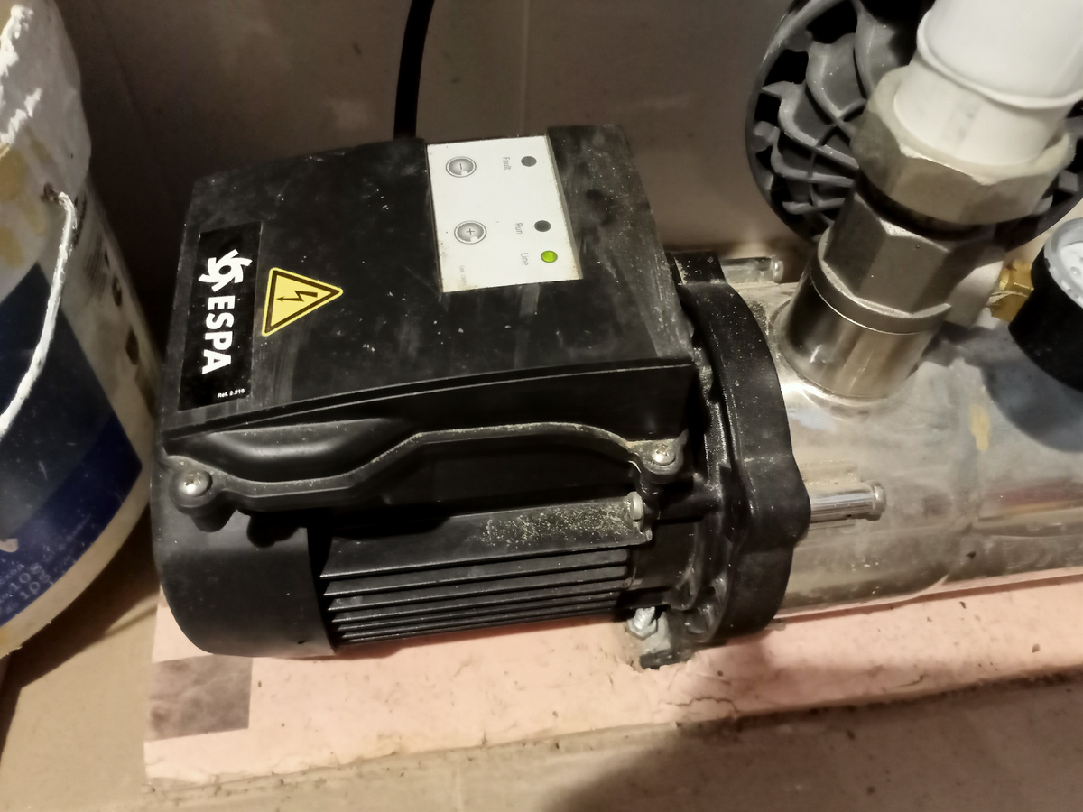 Насос. Жарко маленькому. Будем любить, жалеть, дуть на больное место.