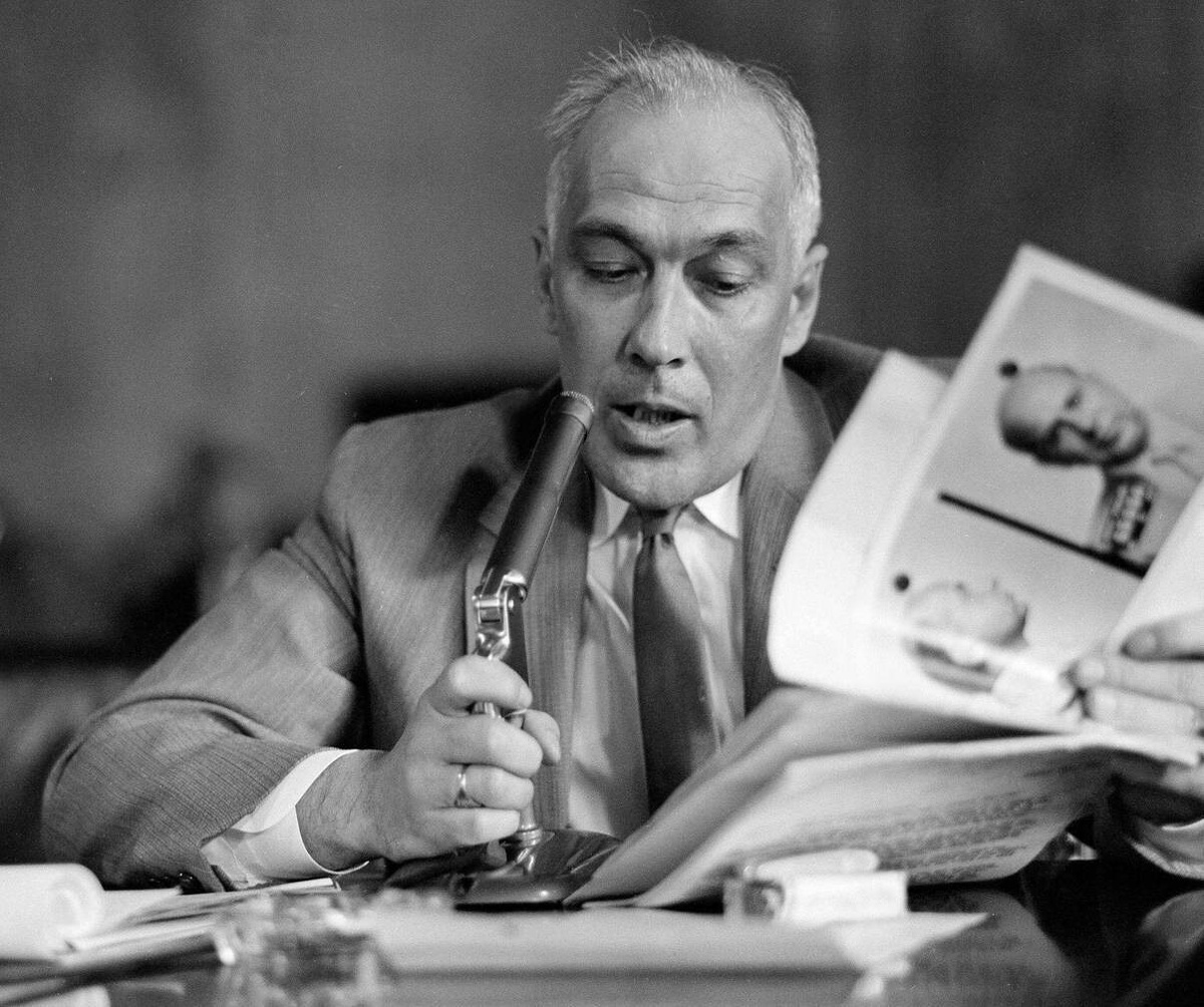 Эдгар Кросвелл (1913 – 1990). Фотография в досье, которое он держит в руках, принадлежит Кармайну Галанте