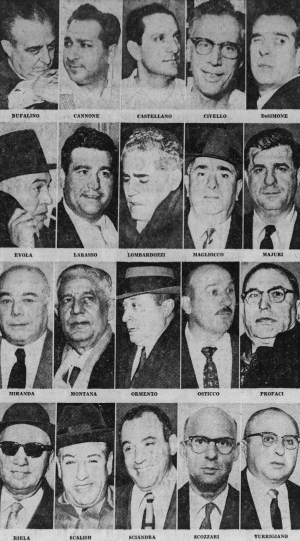 Некоторые из арестованных во время сходки в Апалачине. Среди тех, кого я часто упоминал в прошлых статьях: Рассел Буфалино (первый в первом ряду сверху), Пол Кастеллано (третий в этом же ряду), Джо Мальоко (заместитель Джо Профачи, четвертый в втором ряду сверху), сам Джо Профачи (пятый рядом ниже)