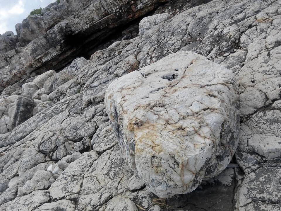 Вот по таким камеям и прыгала