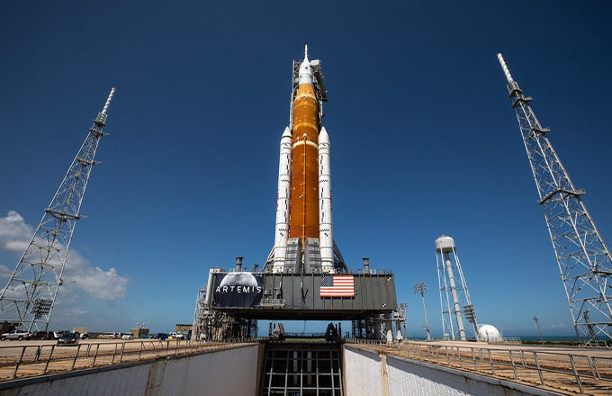 Благодаря своей способности выдерживать экстремально высокие температуры, вольфрам применяется в частях конструкции космических кораблей, подверженных сильному тепловому воздействию