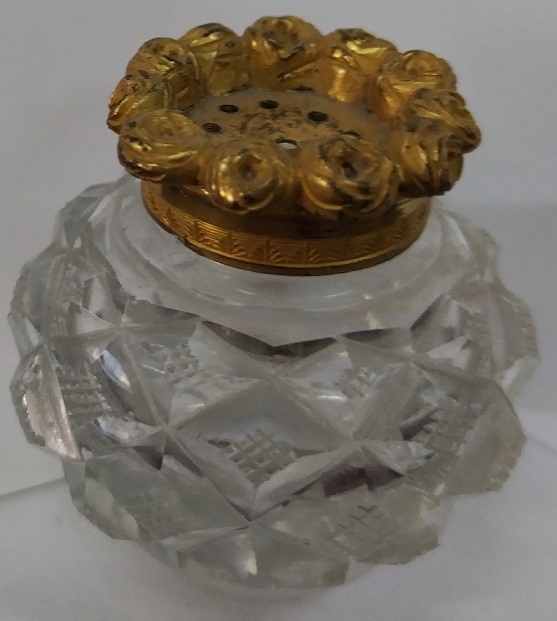 Песочница. Россмя, 1820-е-1830-е годы. Стекло, металл. Федеральное государственное бюджетное учреждение культуры "Государственный историко-культурный и природный музей-заповедник А.С. Грибоедова "Хмелита". Листайте галерею вправо.