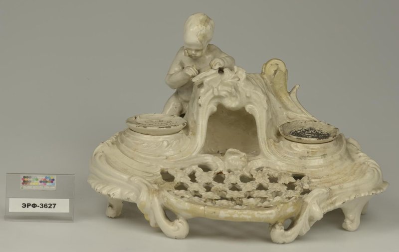 Чернильный прибор, состоящий из подставки, чернильницы и песочницы. Конец XVIII-го - начало XIX-го века. Фаянс. Высота 17,9 см.  Место создания неизвестно. Федеральное государственное бюджетное учреждение культуры "Государственный Эрмитаж". 