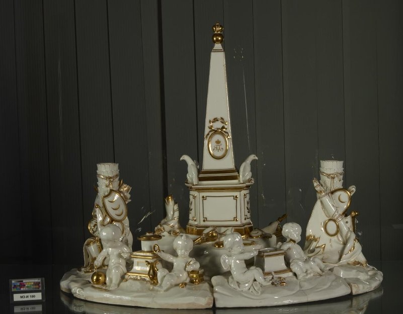 Чернильный прибор с монограммой Павла I. 1796-1801. Автор Рашетт Жак-Доминик. Россия. Высота 41,2 см.  Федеральное государственное бюджетное учреждение культуры "Государственный Эрмитаж".