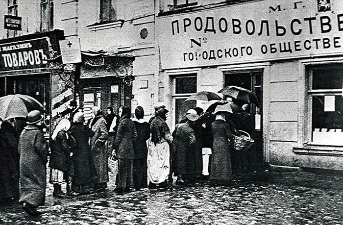 Текст изменений особенно не претерпел, а вот речь пополнилась новой традицией.