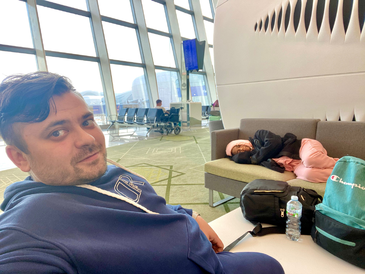 Наше фото из аэропорта Абу-Даби. Лили спит.