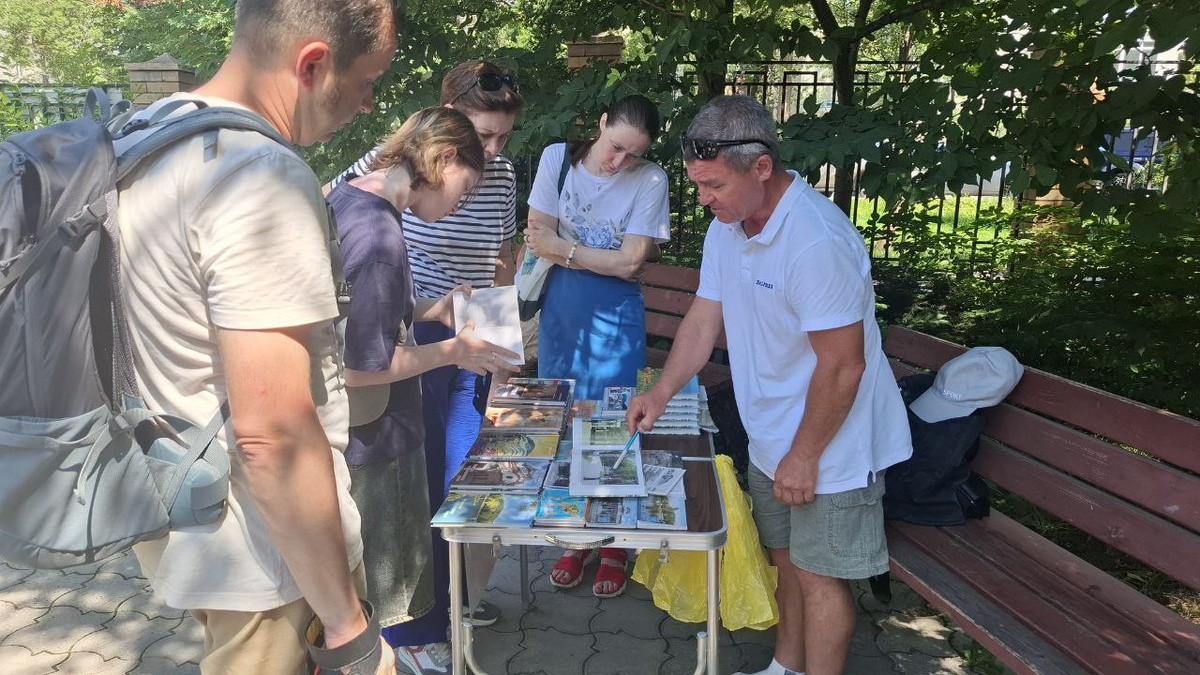 Краевед Сергей Федорчук увлек туристов разговорами о Южно-Сахалинске.