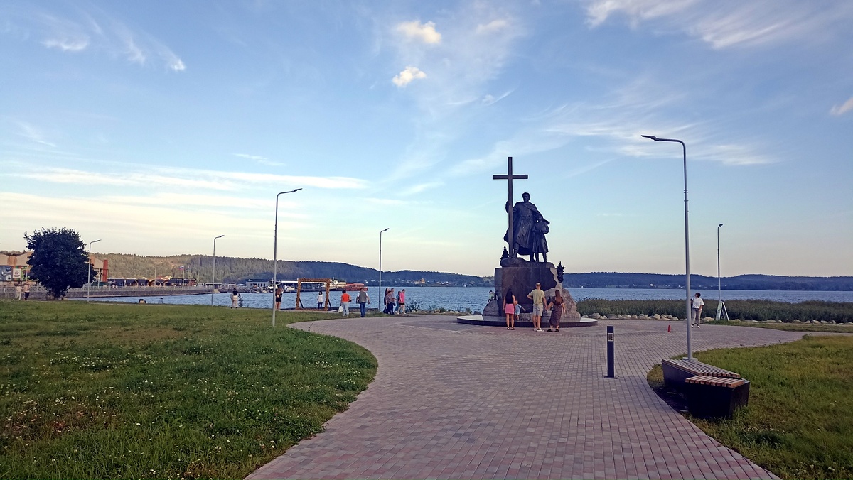 На набережной