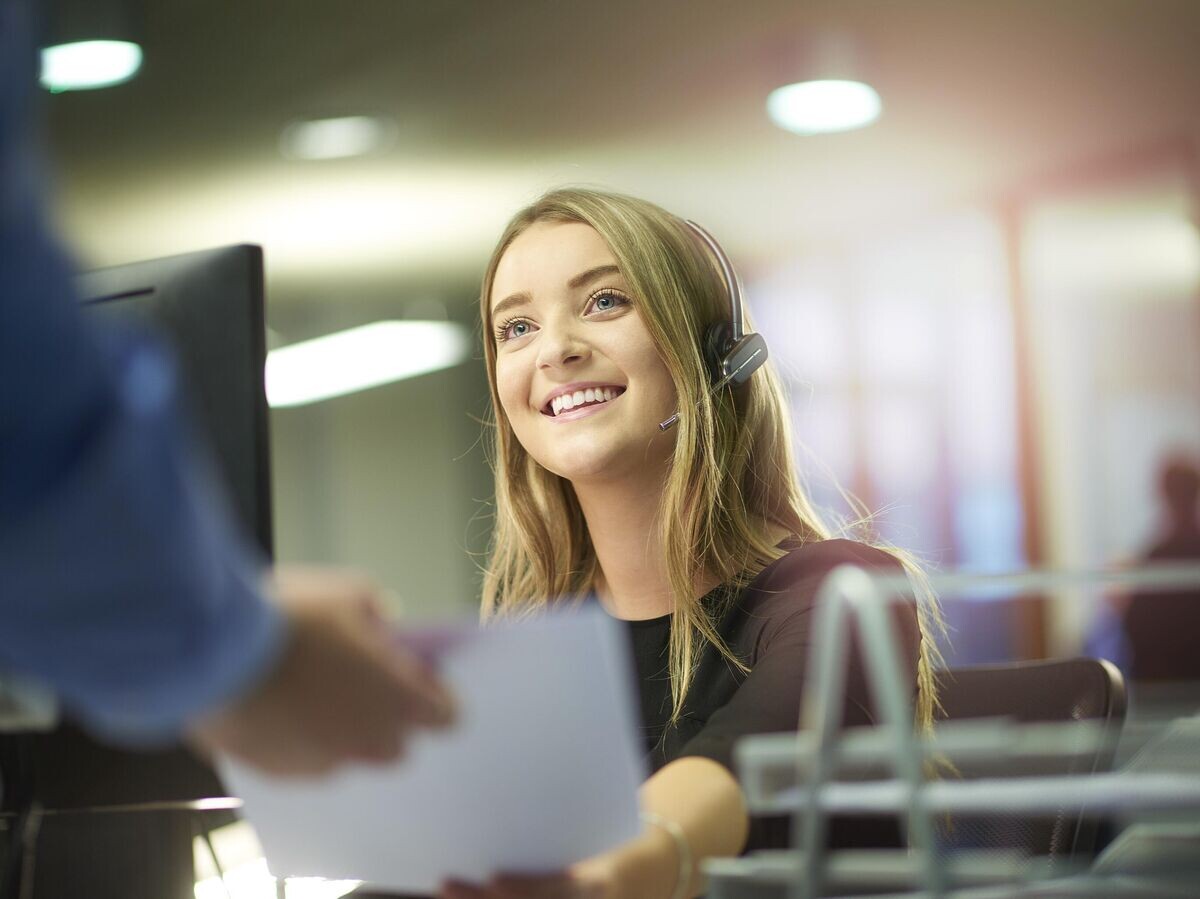    Девочка-подросток во время подработки в колл-центре © iStock.com / sturti