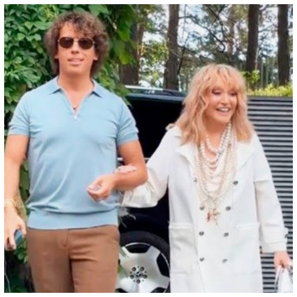 Все обсуждают горб у Пугачевой