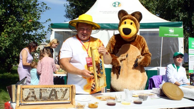     Алексей Попеляев, медовый сомелье, доцент кафедры частной зоотехнии, и. о. заместителя декана биолого-технологического факультета АГАУ. Пресс-служба Алтайского государственного аграрного университета.