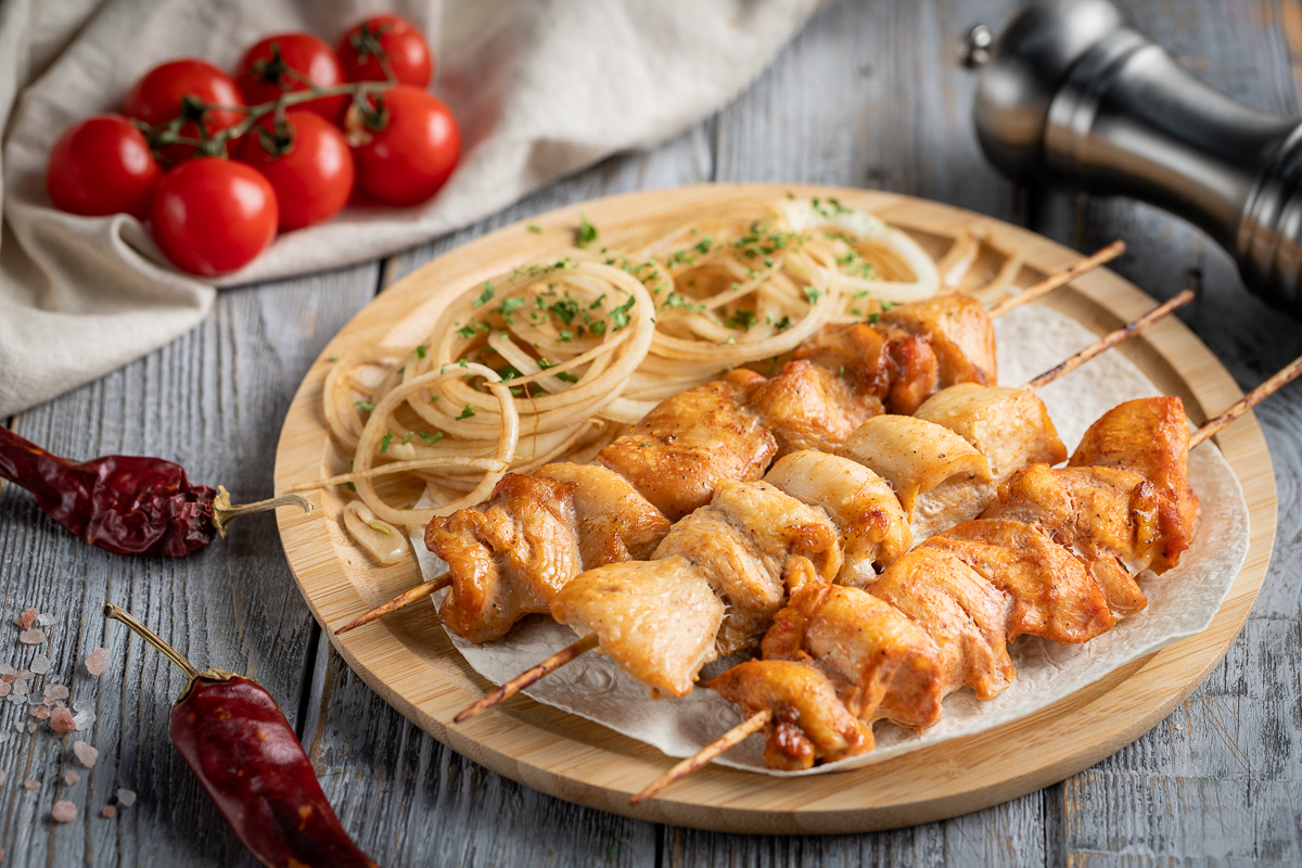 Как приготовить быстро и просто сочный и ароматный шашлык из курицы дома в духовке