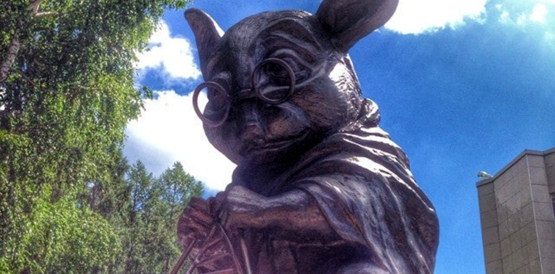    Фото пресс-службы СО РАН: памятник лабораторной мыши возле Института химической биологии и фундаментальной медицины