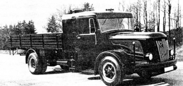 фото - Кочнев Е. "Военные автомобили Вермахта и его союзников"; грузовой 4,5-тонный автомобиль фирмы ФОМАГ "4,5LHG" с газогенераторной установкой, в футуристичном металлическом коробе были установлены колонна-котёл и колонна-фильтр, под днищем машины их соединял охлаждающий змеевик - строго говоря, часть военного автопарка Германии двигалась не то, что на угле (могли потреблять и его в брикетах), но даже на дровах, чурках или иных производных деревообработки, вплоть до прессованных опилок, да даже коры или шишек, из которых, при нагреве до 1.200 градусов, без доступа воздуха, выделялись угарный газ и водород, после охлаждения, фильтрации и смешивания с воздухом получившаяся газовая топливная смесь поступала в двигатель