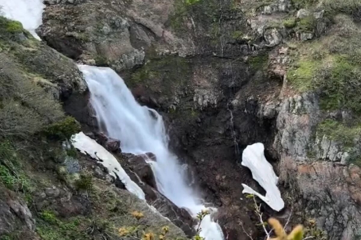    Камчатский инспектор заповедника запечатлела красивый водопад на кордоне