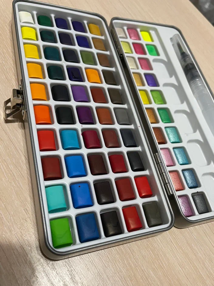 Художественная акварель. Начинала я свой путь в рисовании акварелью дешевыми детскими акварельными красками. Конечно же  в любом искусстве хочется лучших материалов и результатов, поэтому я решилась заказать художественные акварельные краски. И... разница конечно же чувствуется. Они дают более яркие цвета, с ними проще и приятнее работать. А в моём наборе еще были металлизированные цвета, которые я особенно люблю использовать в открытках.