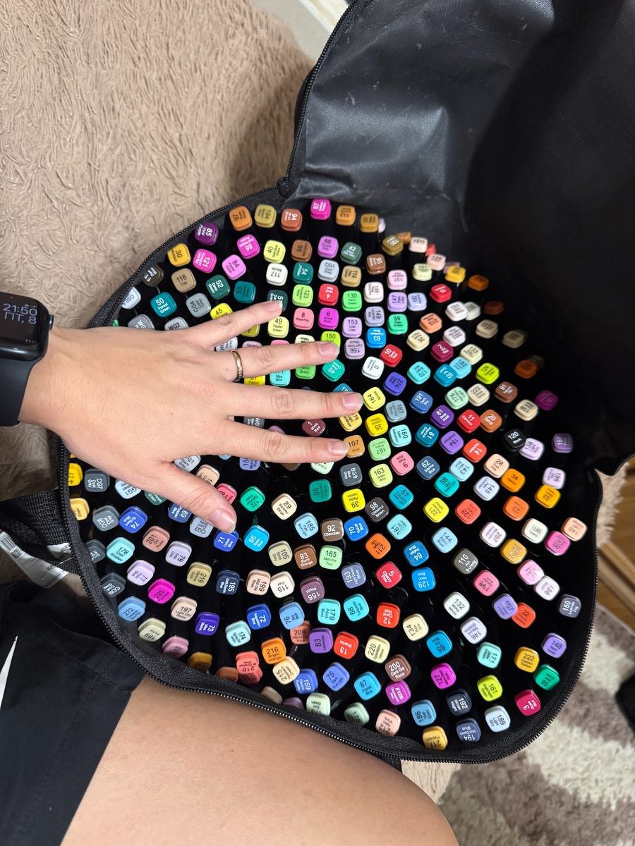 Спиртовые маркеры, которые я себе купила. Это самый большой набор, который я нашла на OZON. Решила, что если брать, то сразу максимально широкий спект цветов.