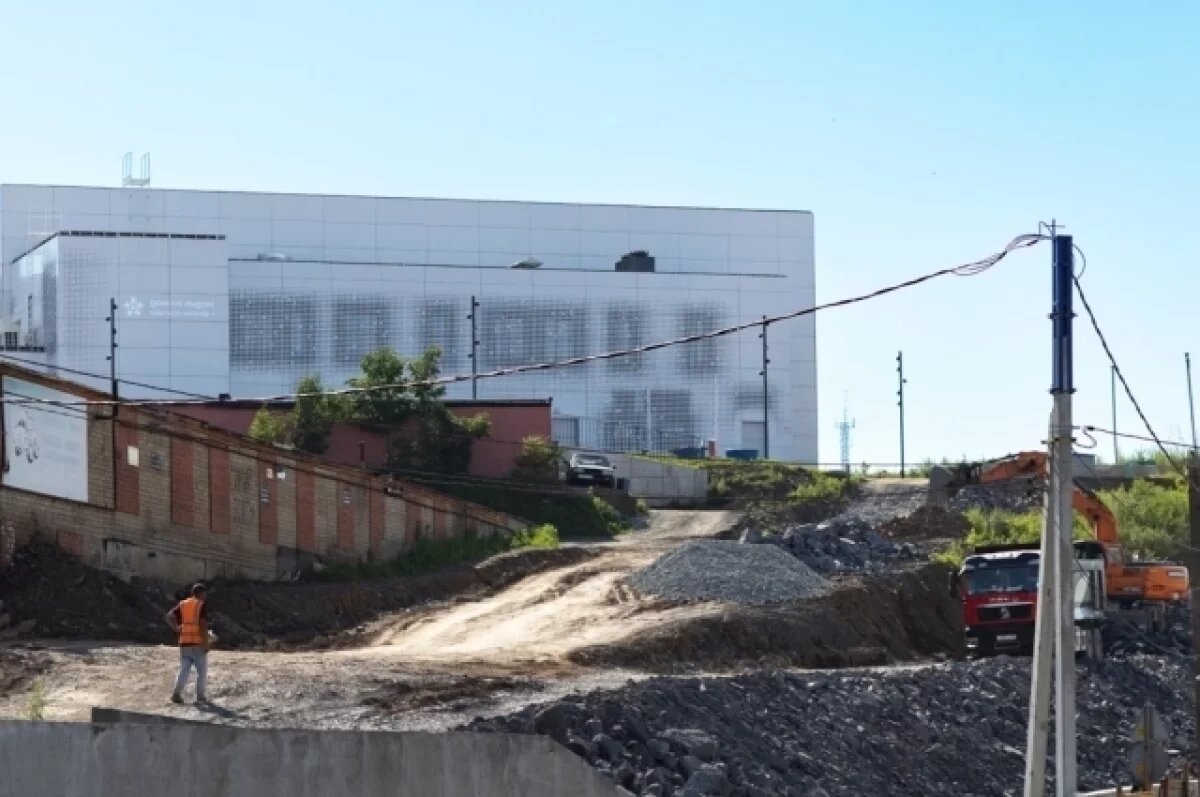    Создание дороги и ливневой канализации идёт у кёрлинг-центра Владивостока