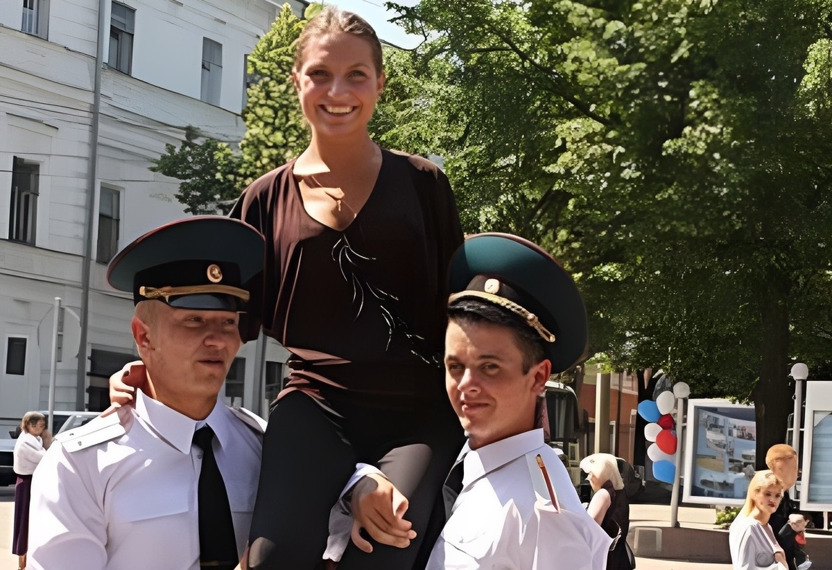 Лейтенанты - выпускники и девушка.