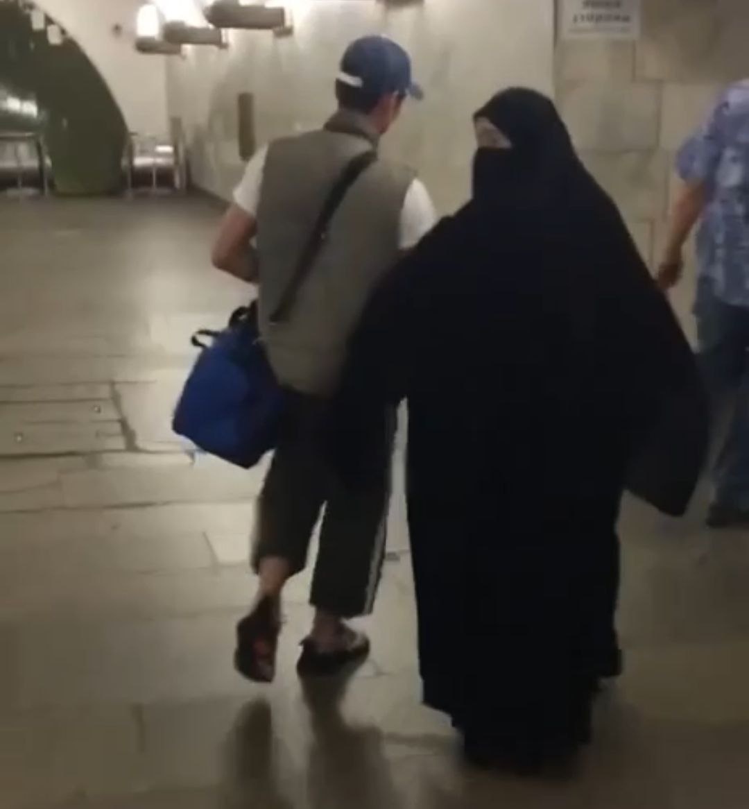 Мигрантка в никабе спокойно разгуливает в метро. Фото: Многонационал