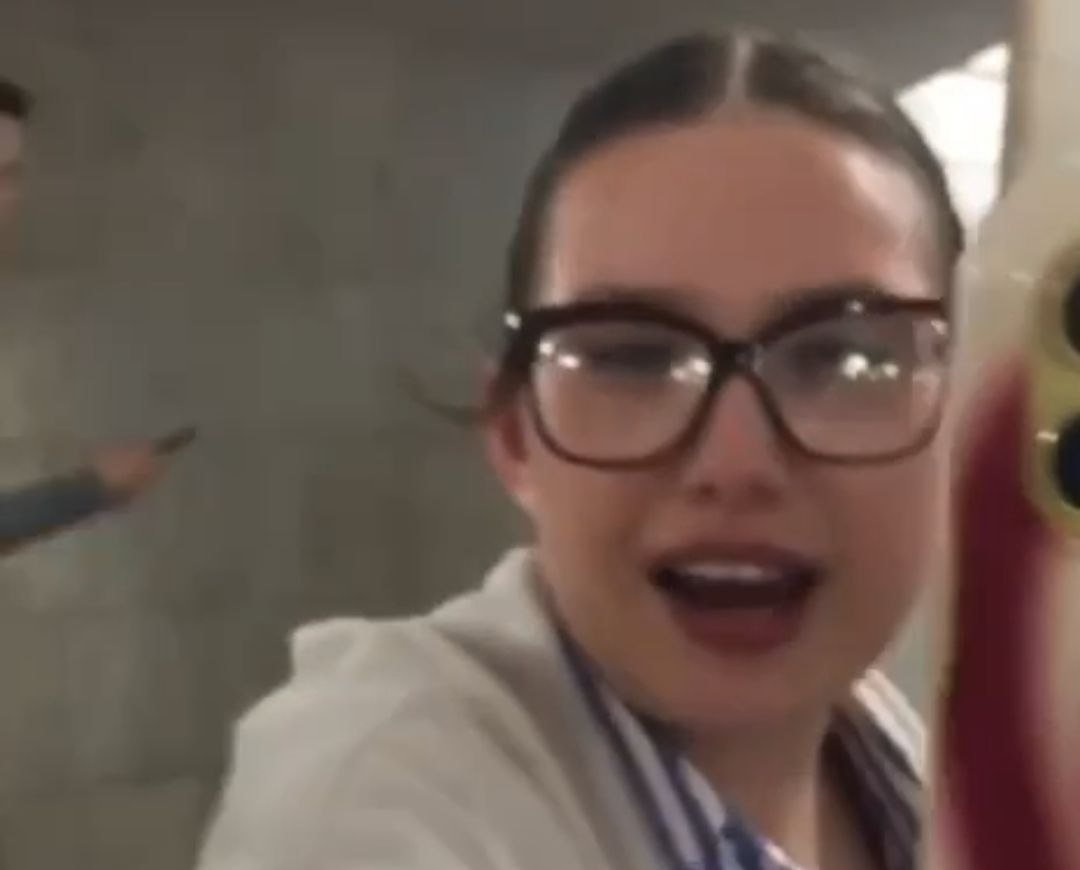 Зумерша стала оскорблять русскую женщину. Фото: "Многонационал".