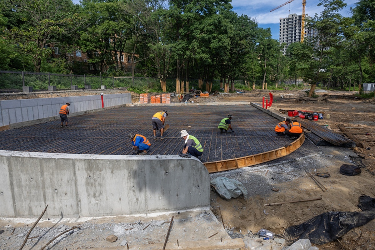 Реконструкция парка Минного городка идет активно.  Фото: Фото: Администрация Владивостока / Максим Долбнин / vlc.ru