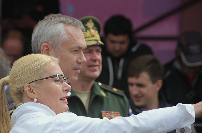    Анна Терешкова и губернатор Новосибирской области Андрей Травников (в центре). Фото из архива «Континента Сибирь»