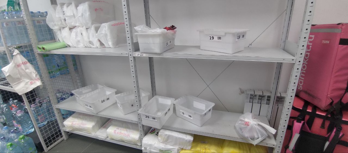 Это прислал директор, разозлившись, что новички курьеры "забивают" или забывают про обязанность надевать пакетики