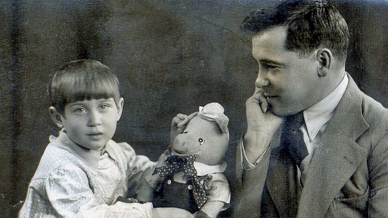 Муса Джалиль с дочерью Чулпан, 1939 год