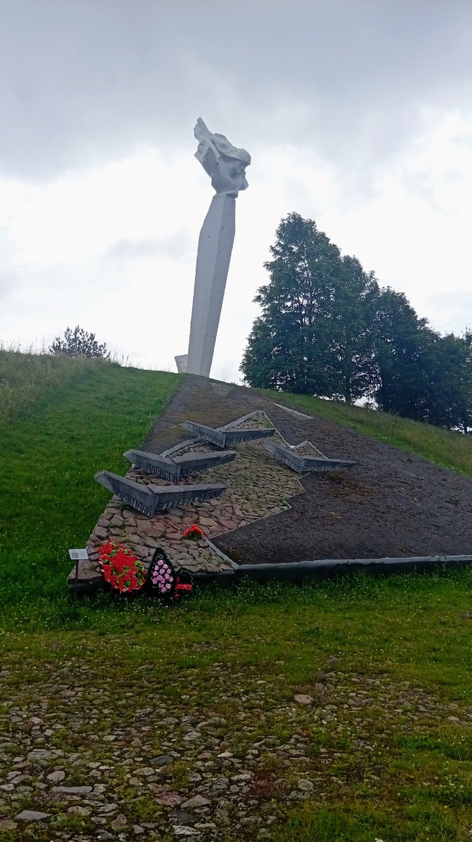 Памятник на 50-м километре шоссе Минск - Вильнюс. Фото из личного архива автора.