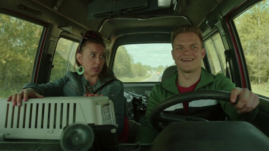 Попутчица, которую надо подбросить до Кинешмы. По дороге в Воронеж. Съемки фильма были в Туле, но Кинешма в другую сторону от Тулы - противоположную дороге в Воронеж. Значит Чеснок живет где-то в Ивановской, или Ярославской области... Это так... просто рассуждения о географии фильма.