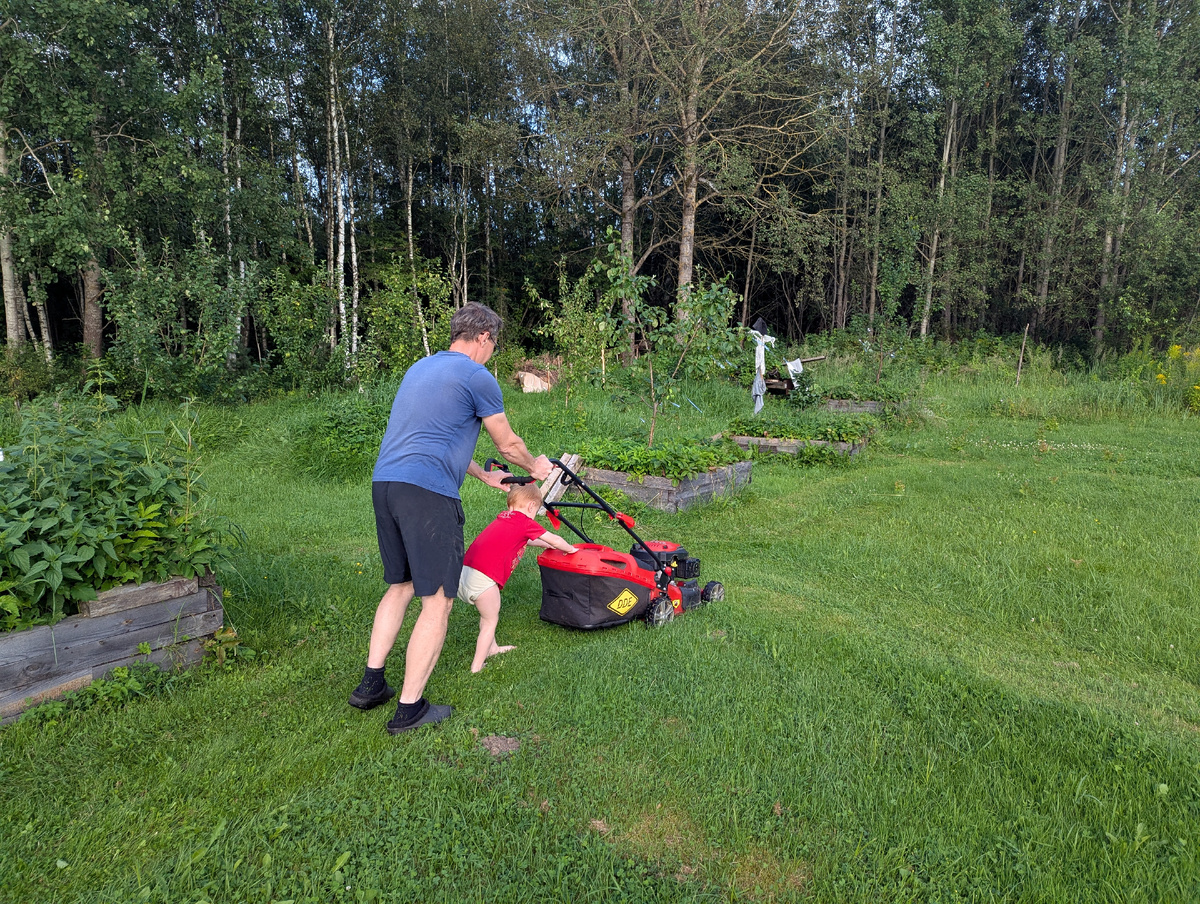 Лёня приучается к мужской работе