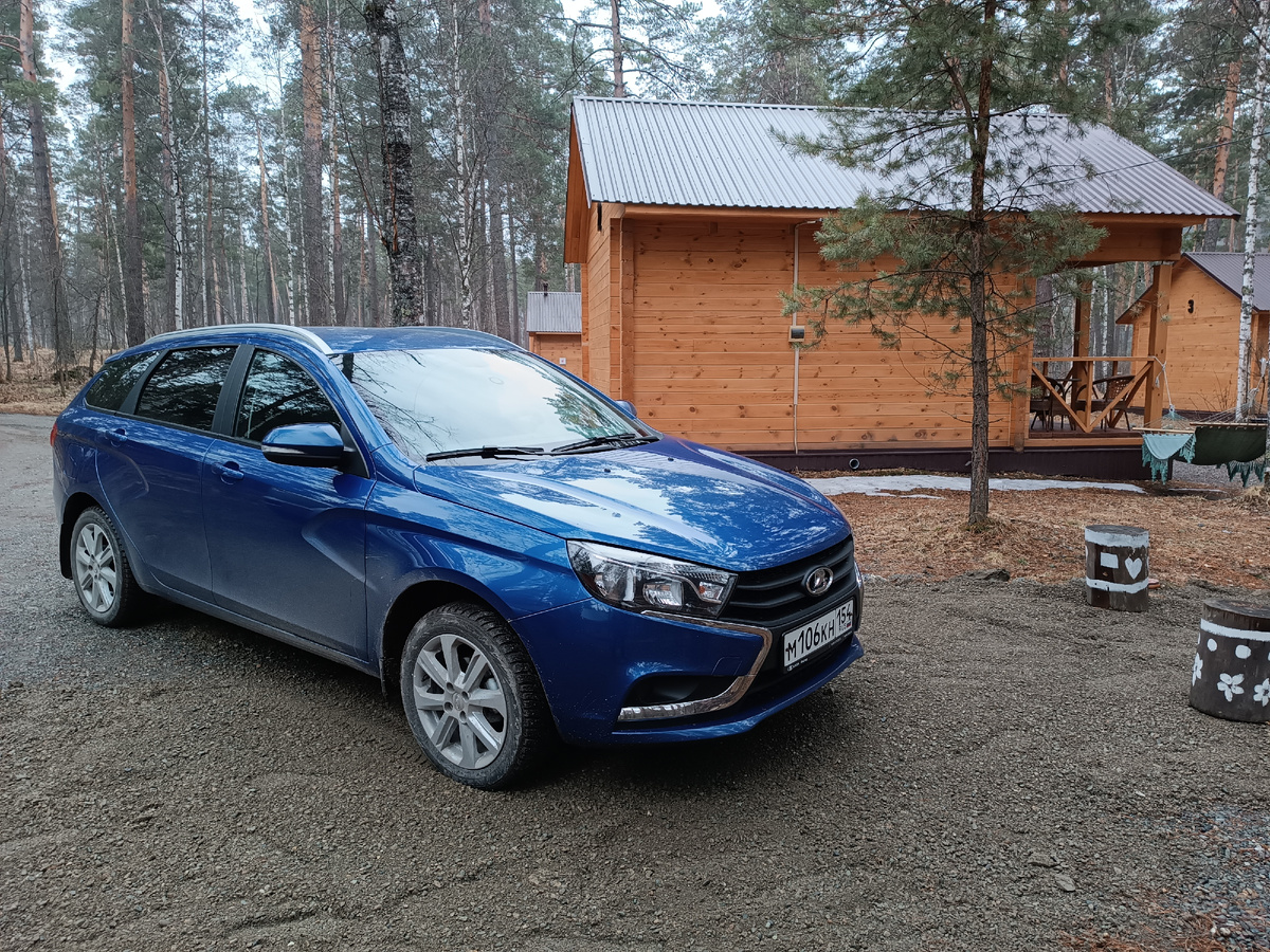 Прокатная Веста на фоне нашего домика на «Таналтае». Никогда ранее не ездил на этой машине и был приятно ей удивлен.
