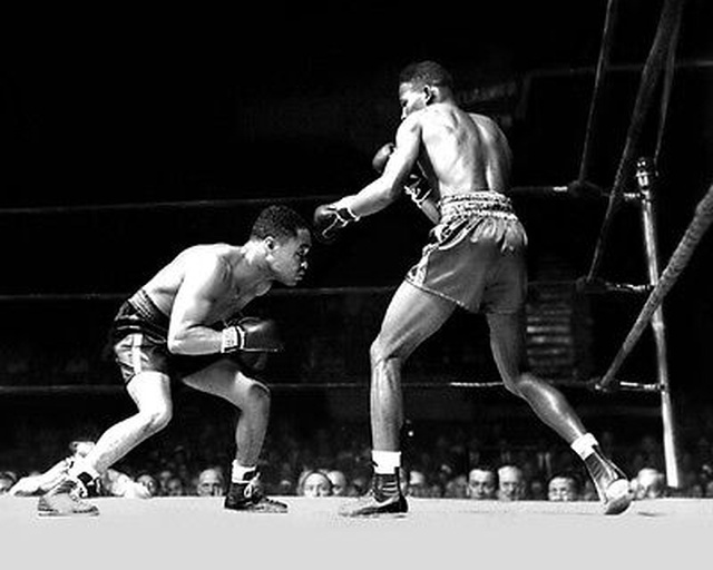 Слева - мастер борьбы баритсу Армстронг, справа - боксер Шугар Рэй Робинсон