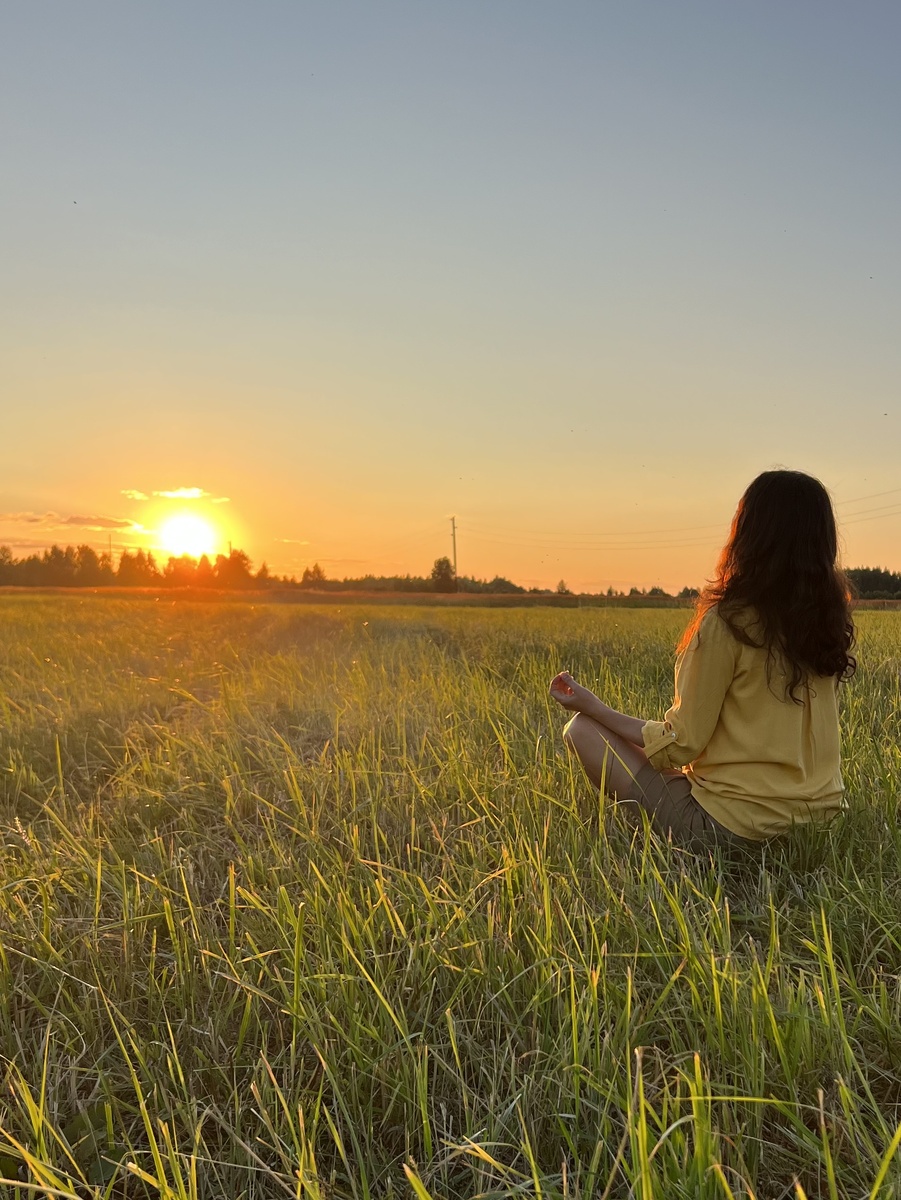 Закат на поле рядом с домом