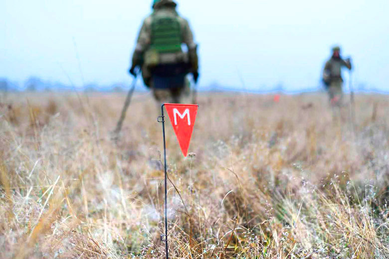 Сапёры ведут поиск и метка мины (фото из открытых источников)