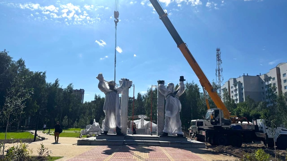    В Сургуте устанавливают памятник строителям