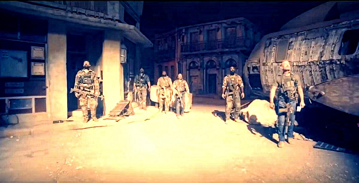 Учит-учит фант. кино зрителей - всё без толку. Но ведь нетрудно же запомнить: если вам подмигивает фарами  НЛО - надо бежать и спасаться, а не торчать истуканом, улыбаясь ему в ответ. 