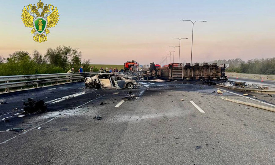 Бензовоз зацепил авто и взорвался на трассе под Ростовом