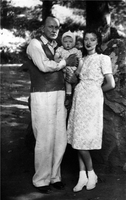 Маленькая Марианна с родителями