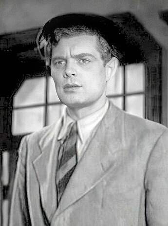 Павел Петрович Кадочников (16 [29] июля 1915, Петроград — 2 мая 1988, Ленинград) — советский актёр театра и кино, кинорежиссёр, сценарист и театральный педагог. Герой Социалистического Труда (1985), народный артист СССР (1979), лауреат трёх Сталинских премий (1948, 1949, 1951)