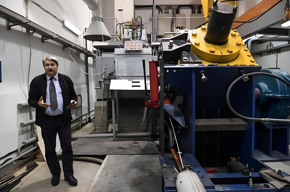 Руководитель проекта Сергей Сидельников рядом с установкой. Источник: Сергей Сидельников