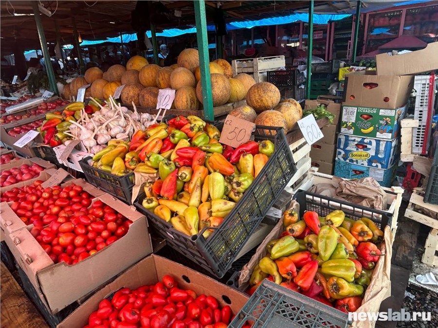 А вот перцы немного уставшие. Но и цена им всего 50 рублей
