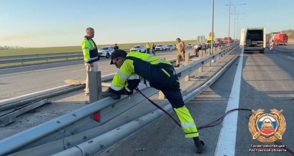    на трассе убирают центральное ограждение для восстановление движение транспорта // фото: пресс-служба Госавтоинспекции региона