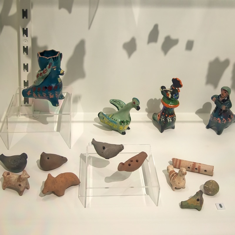 Глиняные игрушки из материалов археологических раскопок 16-17 вв. Нижний Новгород, из материалов выставки "Керамика. От горшка до шедевра".
