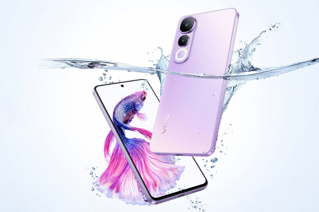 Главная фишка мобильника - способность работать под водой на глубине 2 метров в течение 30 минут