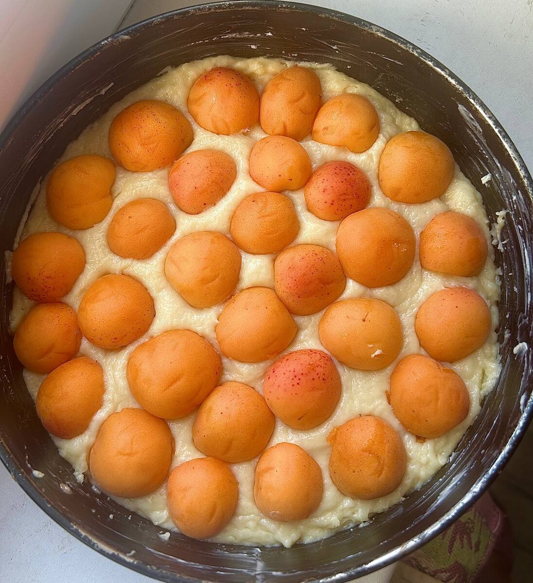 Выкладываем абрикосы на тесто