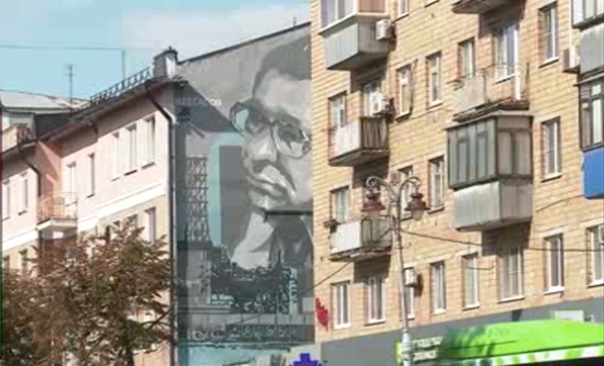    В Курске после ремонта фасада дома №65 по улице Ленина восстановили мурал
