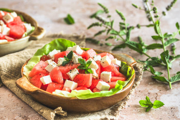 фото из бесплатного архива Яндекса. Арбузный салат с мягким сыром, тыквенными семечками и зеленью мяты